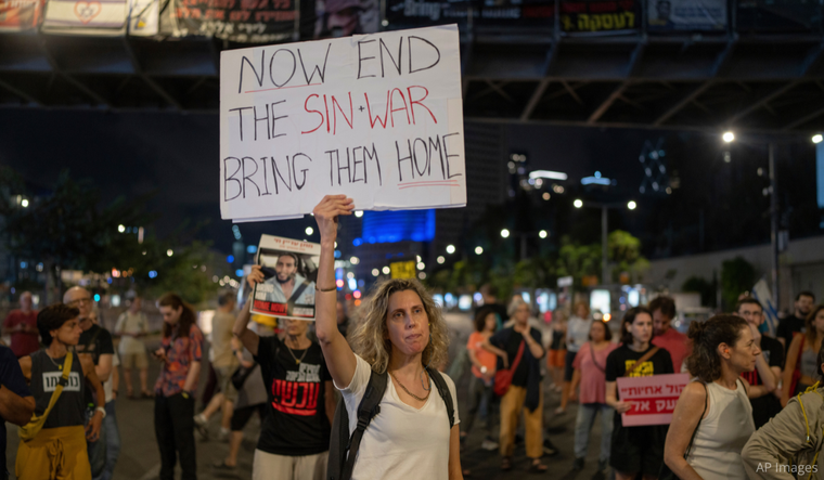 Families and supporters of hostages, demonstrated on Thursday in favor of a truce in Tel Aviv.